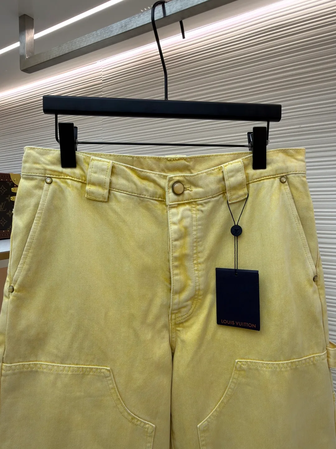 LOUIS VUITTON dyed embossed jeans ●Original version: Purchased and developed for 14800 ●Item number: 1681048-B55 ●Material: denim fabric ●Technology: embossed production ●Version: fitted version ●Weight: about 945 grams ●Size: 30-32-34-36 ●Description: This style is processed through garment dyeing to create a washed retro effect, and then uses a splicing structure and hammer fixing rings to express the workwear style. Monogram embroidery adorns the sides and left patch pocket, and pearlescent buttons and rivets complete the detail. Pair it with the same style to add to your summer wardrobe. The overall wiring is straight and delicate, the fabric is comfortable and soft, and the color is consistent without color difference. It can be matched with the same style to create a fashionable look and control various occasions. Customized accessories, complete with three standards, same style for men and women!